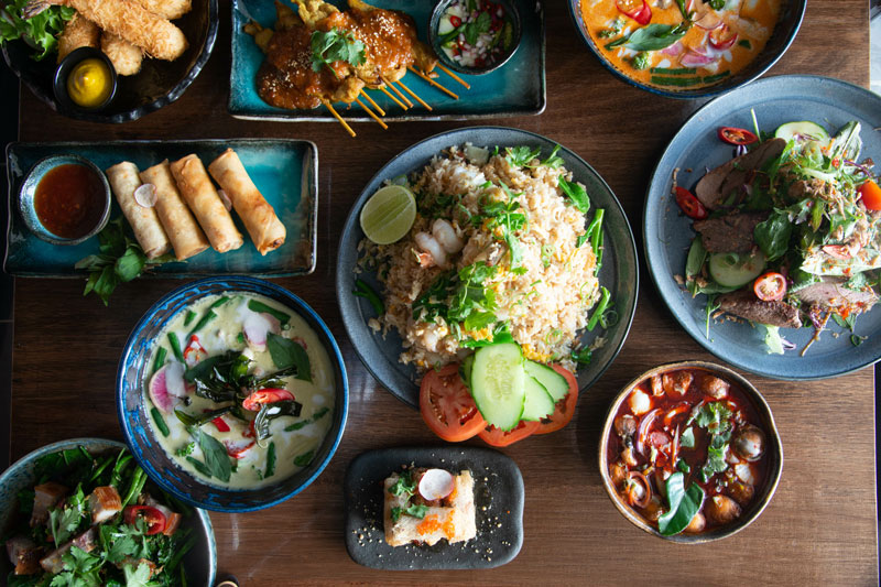 Dîner dans un restaurant cuisine du monde